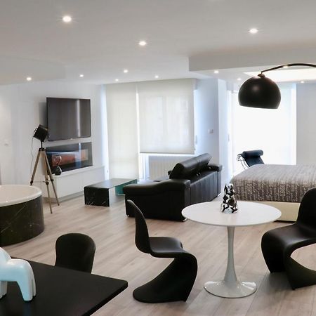 Black And White Suitte "Plaza" Noja Exterior photo