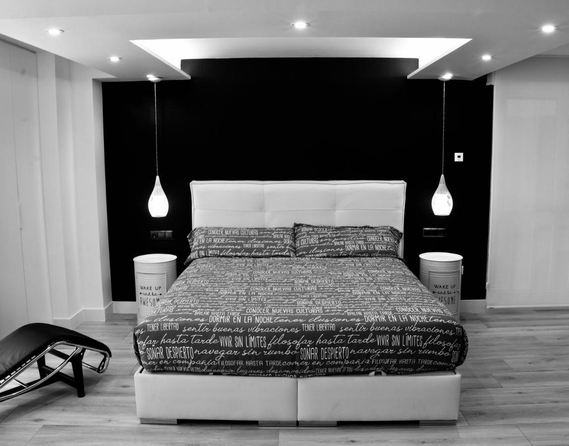 Black And White Suitte "Plaza" Noja Exterior photo