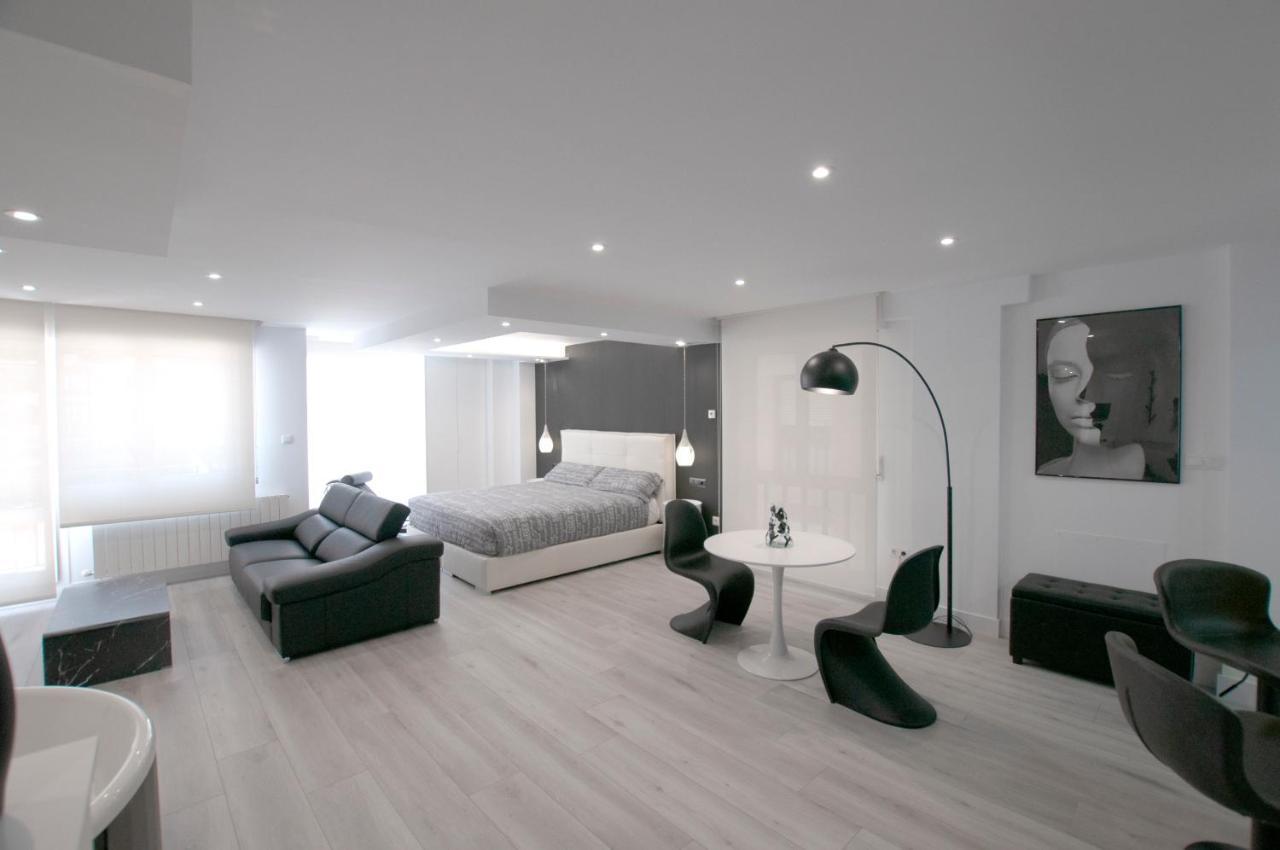 Black And White Suitte "Plaza" Noja Exterior photo